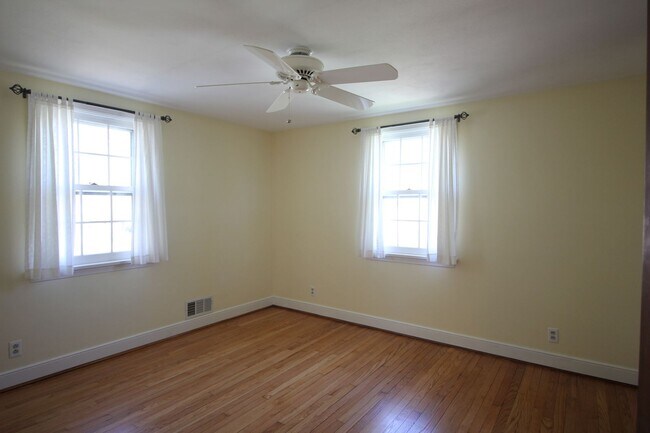 Building Photo - Beautiful 3 Bed, 2.5 Bath Single Family Colonial for Rent in Manchester!
