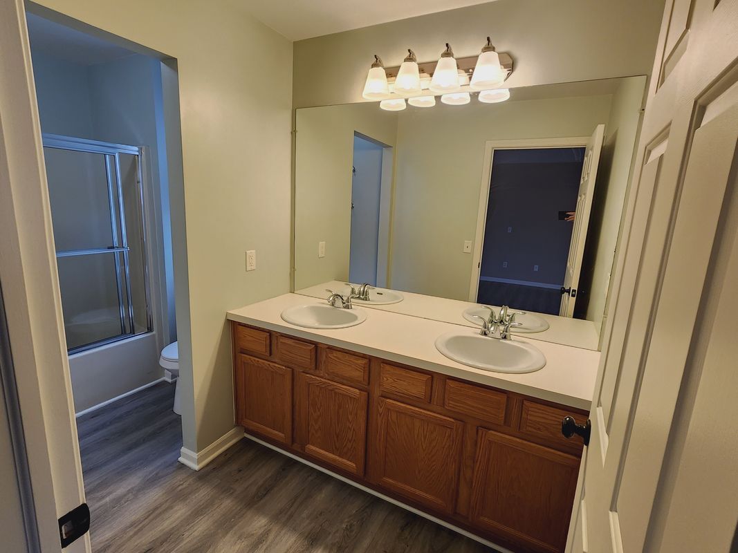 Building Photo - 5184 Meadow Crest Cir