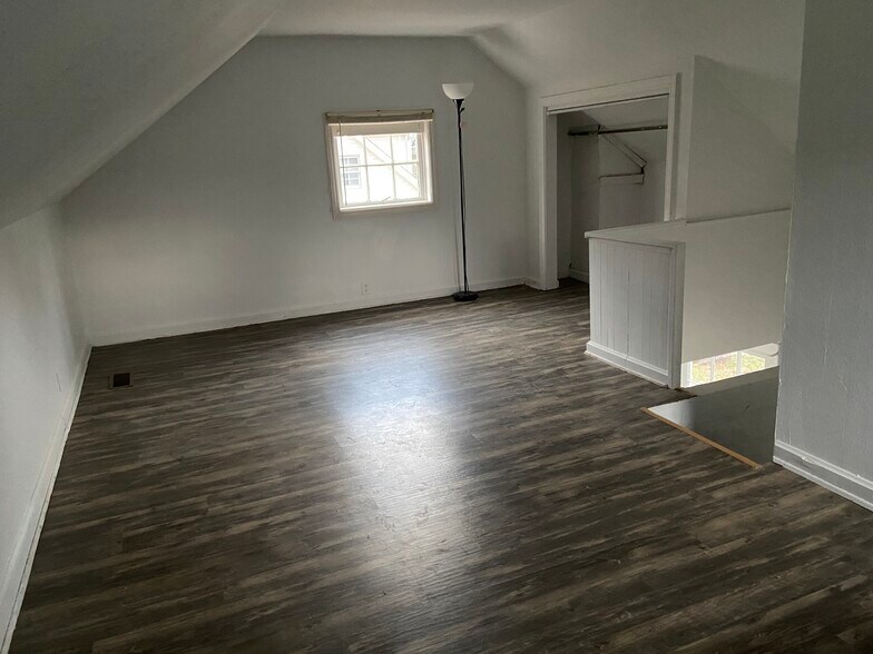 Bedroom - 146 E State St