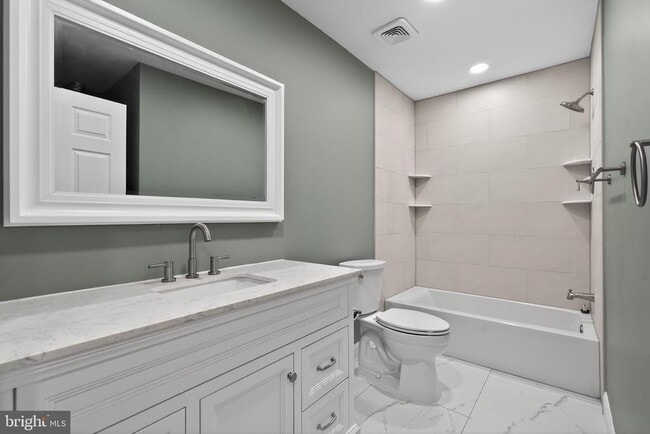 Building Photo - 109 Oak Ave