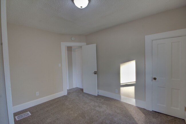 Building Photo - SL POS929