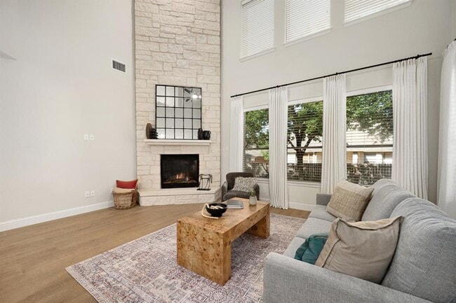 Building Photo - 8620 Alophia Dr