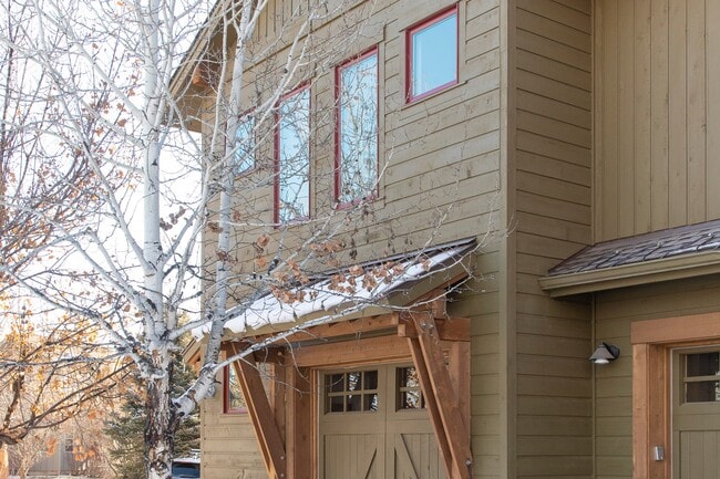 Building Photo - 627 N Bridge Dr