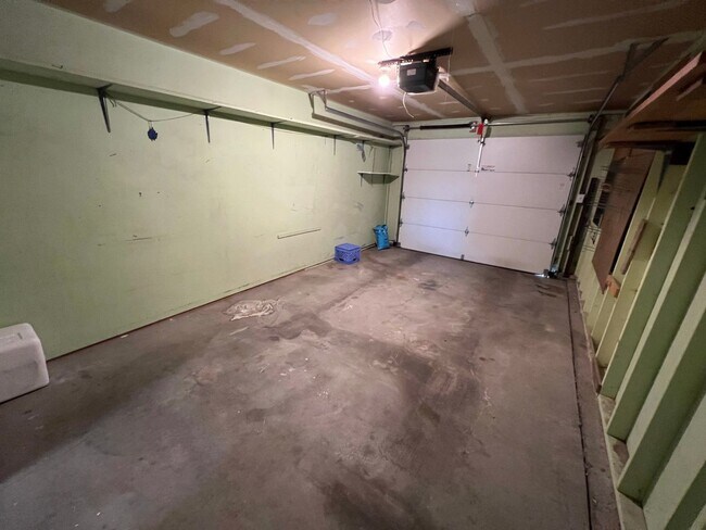 Building Photo - 3 Bedroom, 1.5 Bath Townhome W/ Attached S...