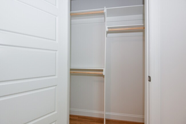 Building Photo - 1739 Crest Rd