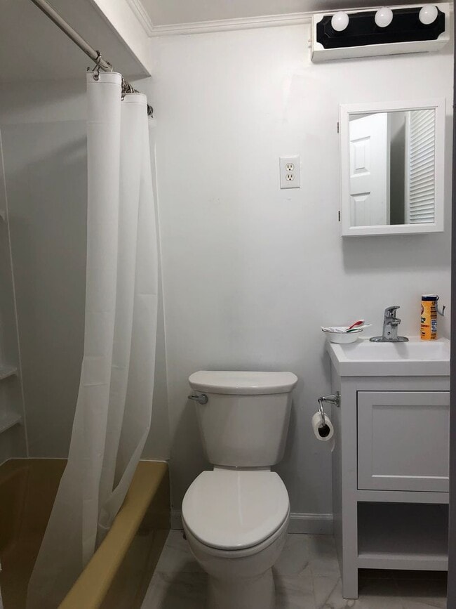 Building Photo - Fantastic 2 Bedroom/2 Bath Home! Recently Renovated Kitchen & Baths!