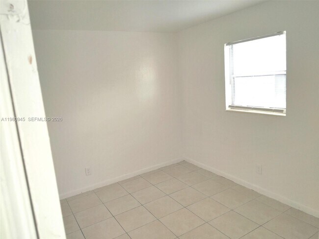 Building Photo - 519 NW 8th Ave