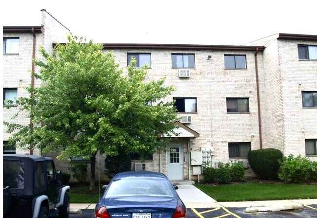 Building Photo - 461 E Spruce Dr