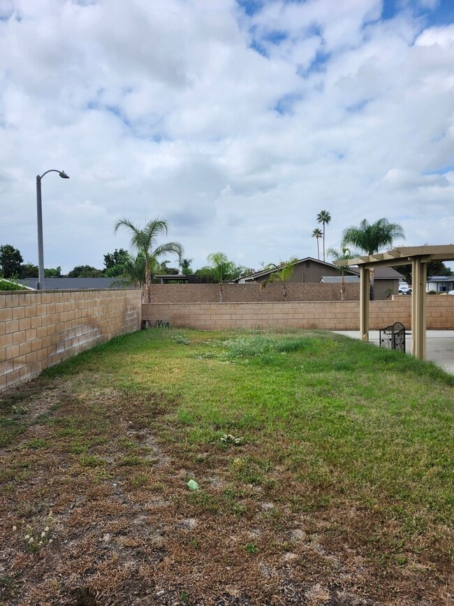 Building Photo - Inviting 3-Bedroom Home
