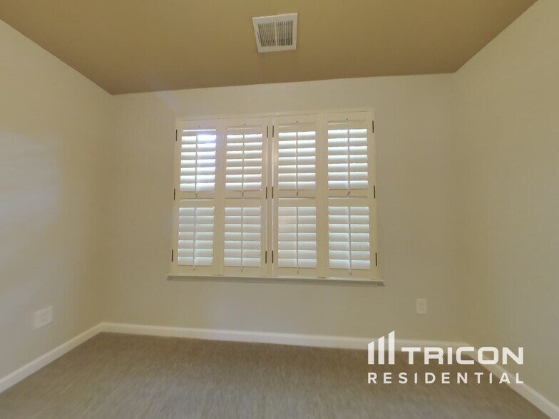 Building Photo - 701 Sterling Reserve