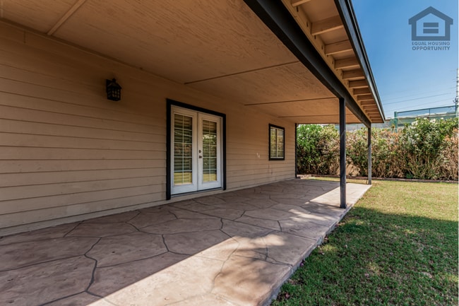 Building Photo - 3Bed/3Bath House at Thomas/7th Ave! Ready for Immediate Move-In! -- NO HOA! FULLY REMODELED!