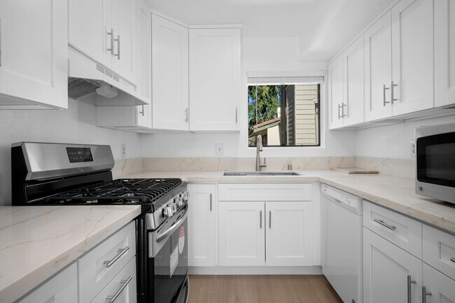 Building Photo - 10574 Sunland Blvd