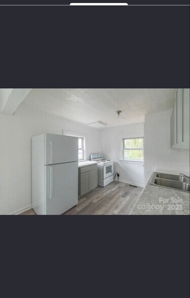 Building Photo - 609 Cedar St