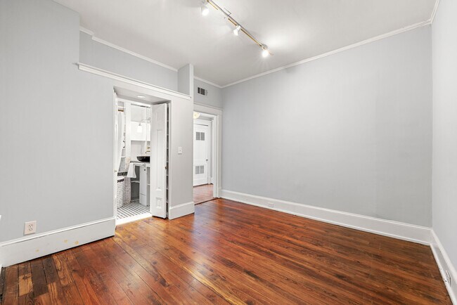 Building Photo - 3 Park Ln NE