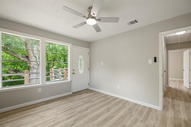 Building Photo - 1819 Redwood Ct