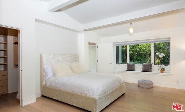 Building Photo - 2528 Westridge Rd