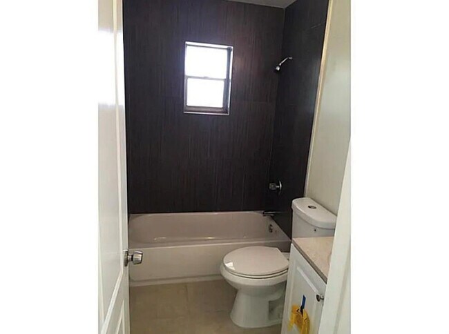 Building Photo - 1290 NE 119th St