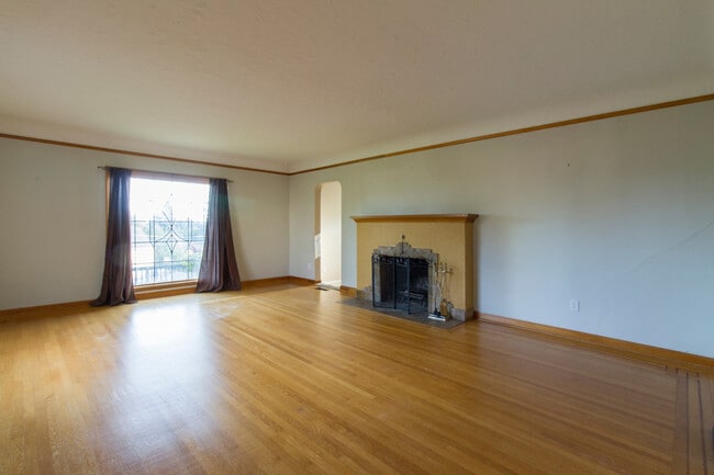 Building Photo - Rose City Park English Tudor with Stunning...