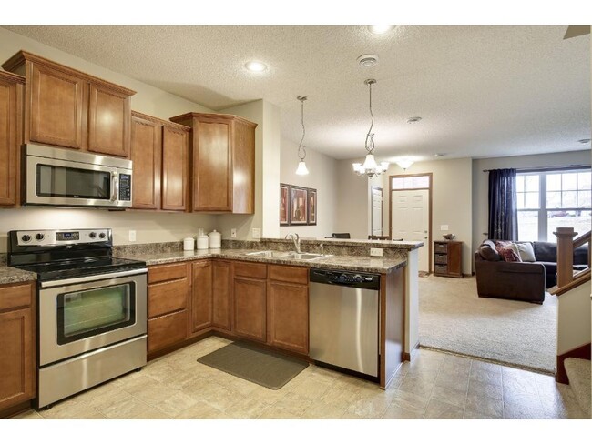 Building Photo - Pristine Woodbury 3 Bedroom Townhouse - Cl...