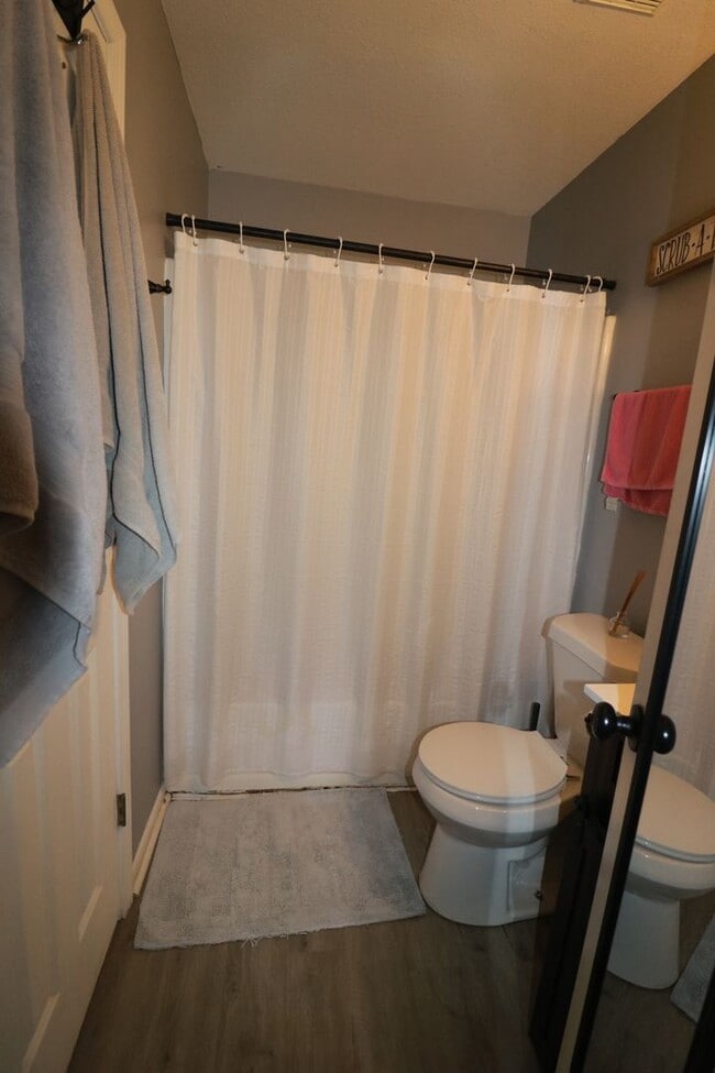 Building Photo - Awesome 4 bedroom duplex located in quite neighborhood