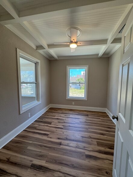 Building Photo - 708 Davis St