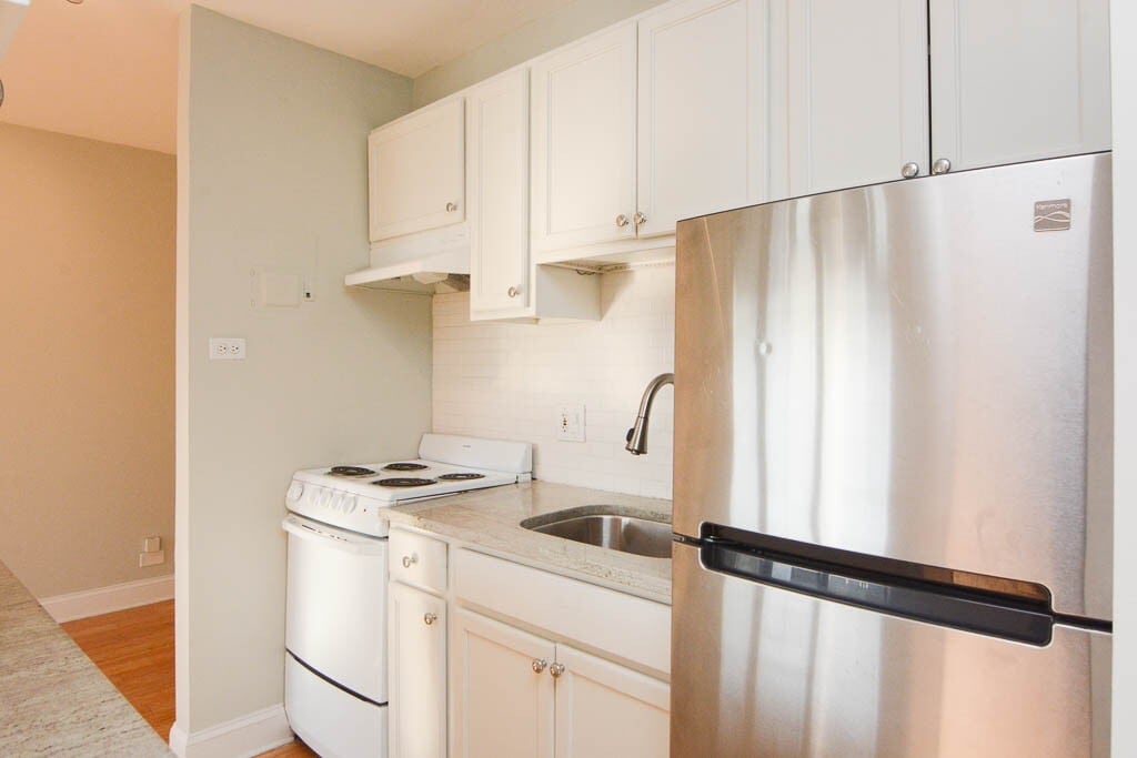 Building Photo - 428 W Wellington Ave