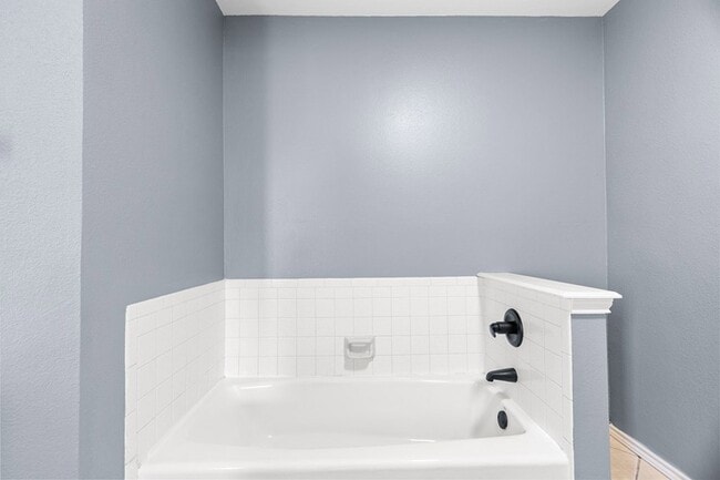 Building Photo - 3701 Oakmont Dr