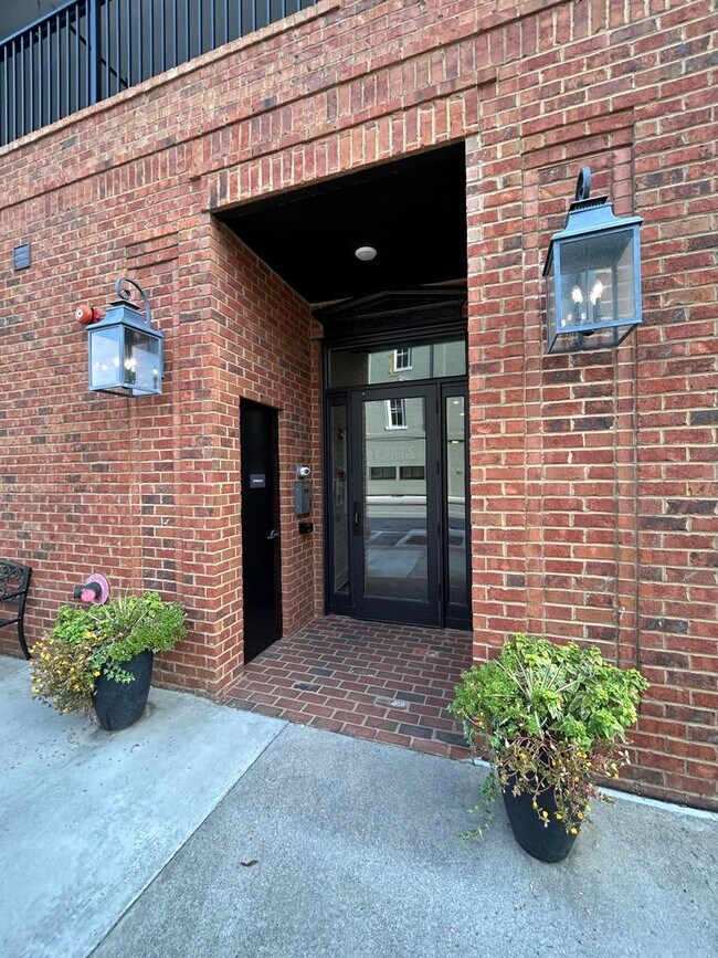 Building Photo - Beautifully Furnished 1/1 Apartment in Downtown Broad St.- $2,350