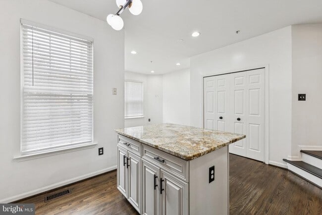 Building Photo - 10111 Tulip Tree Dr