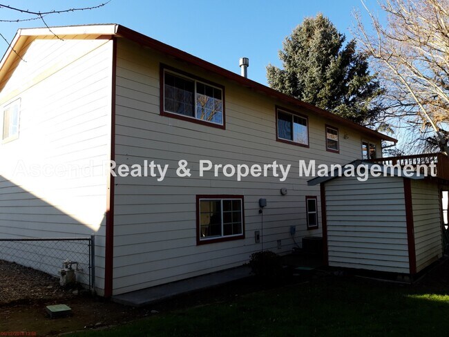 Building Photo - 4 Bed on Cul de Sac, Fenced Yard, Quick Access to Schools, Outlet Mall, Troutdale Station Food Ca...