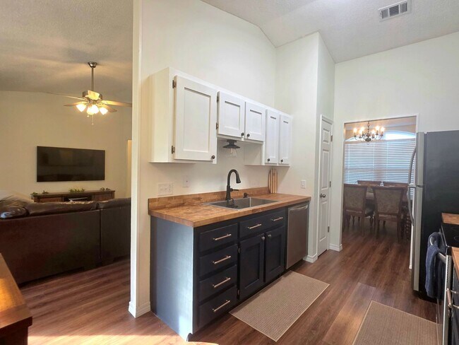 Building Photo - Inviting Woodridge Manor 3/2 Home with Fireplace and Fenced Yard