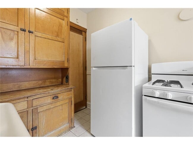 Building Photo - 2545 Garfield Ave