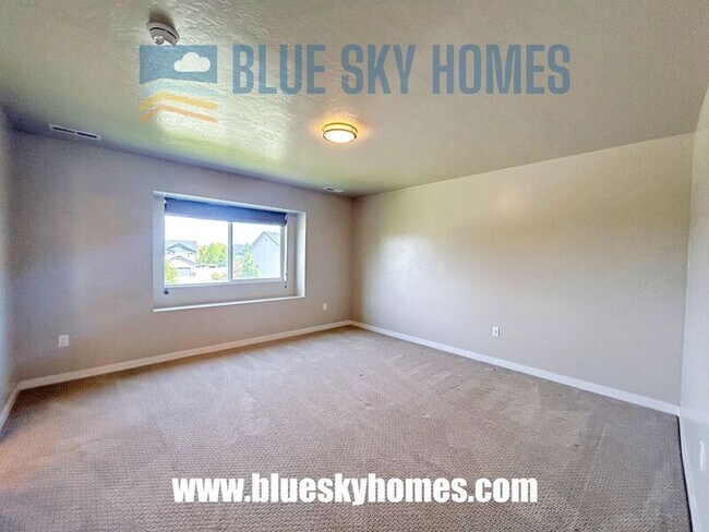 Building Photo - 2572 E Mariposa Dr