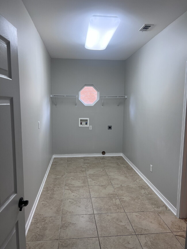 Building Photo - 105 Par Ct