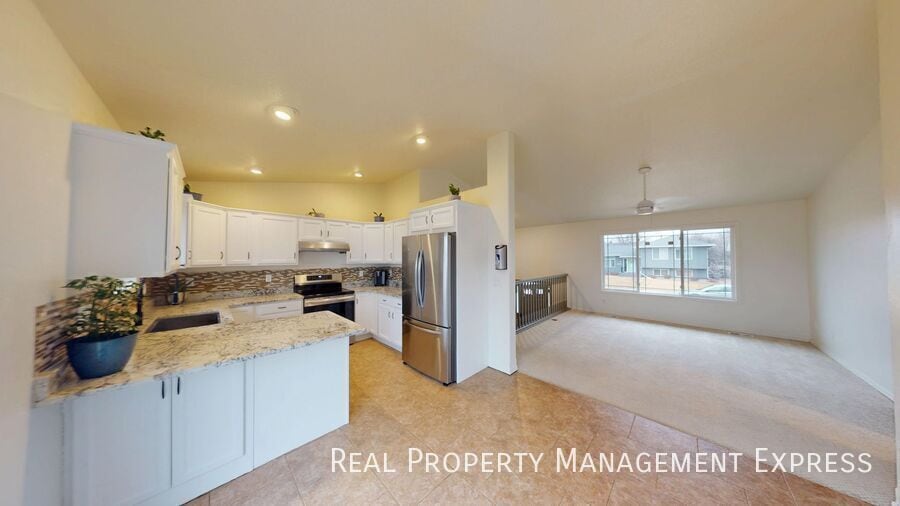 Building Photo - Stunning 4-Bedroom 2-Bathroom Home with Fully Fenced Yard