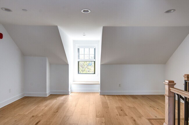 Building Photo - 20 E Redman Ave