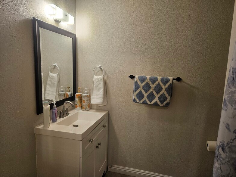 Main bathroom - 1454 Santa Anita Dr