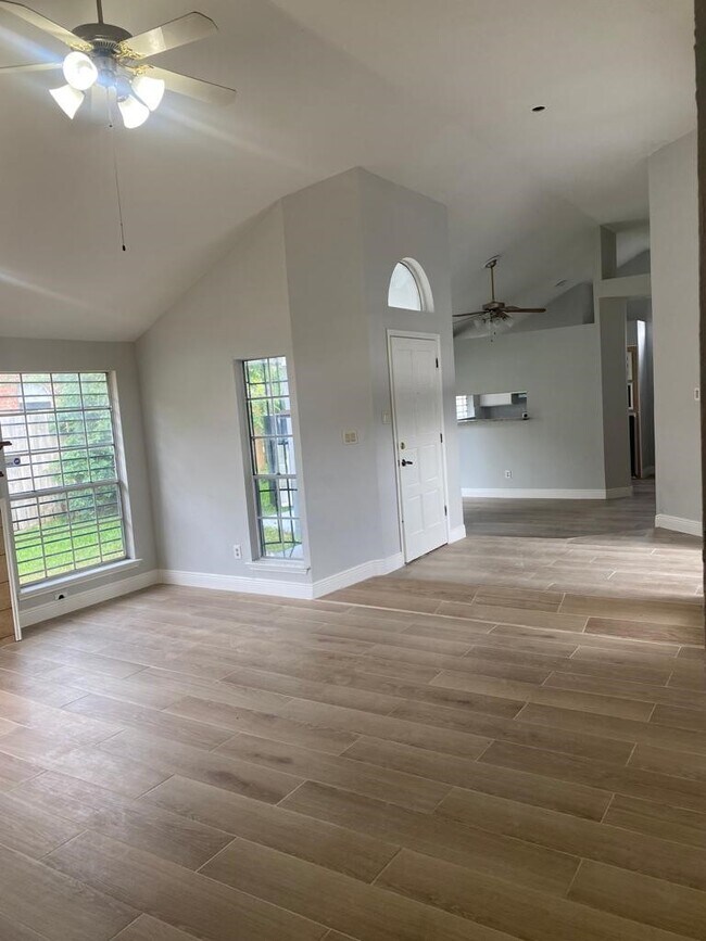 Building Photo - 9339 Stonecreek Ln