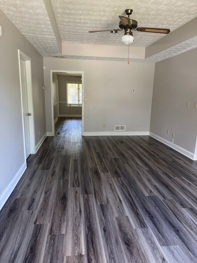 Building Photo - 2107 Fairway Ct SE