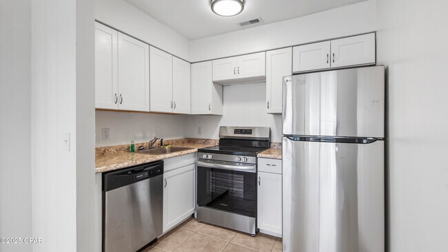 Building Photo - 4114 Holiday Dr