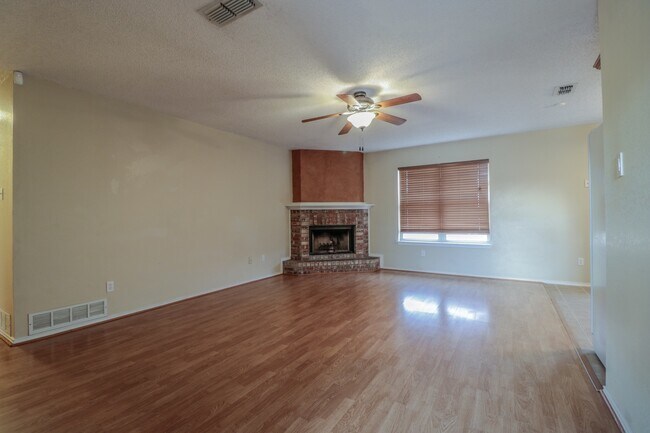 Building Photo - 3 bed 2 bath 2 car garage