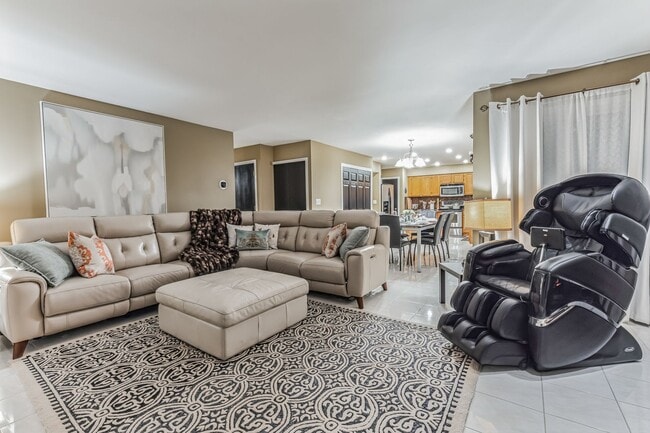Building Photo - Fully Furnished 4 Bedroom 2.5 bathroom home in Bloomingdale