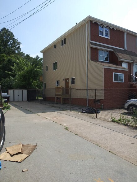 Building Photo - 2884 Victory Blvd