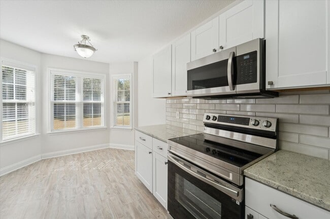 Building Photo - AVAILABLE NOW! (Pet Friendly)