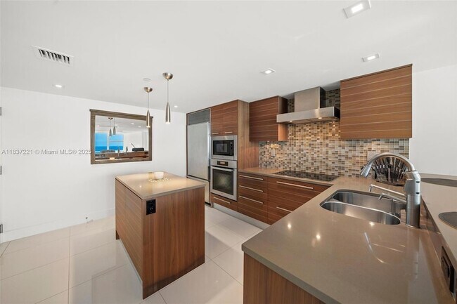 Building Photo - 6801 Collins Ave
