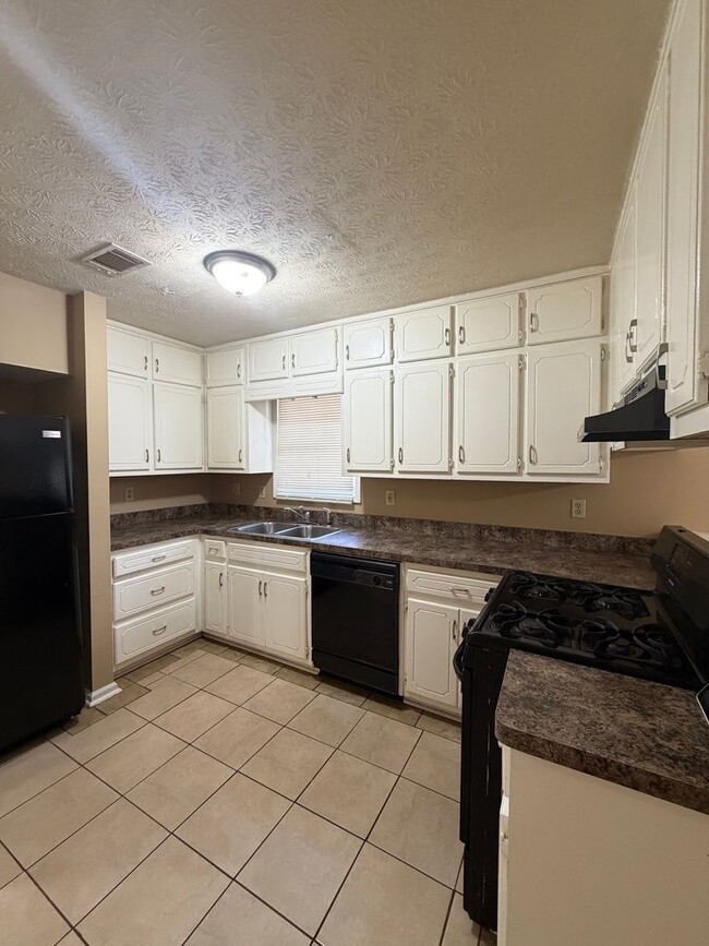 Building Photo - Charming Two-Story Home on a Corner Lot in Jonesboro