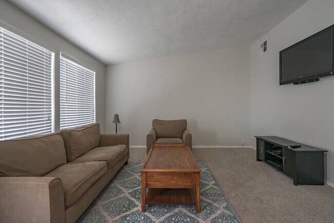 Building Photo - 3 Bedroom Home In St. George With Spacious Backyard