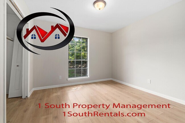 Building Photo - 5360 Larchmont Dr