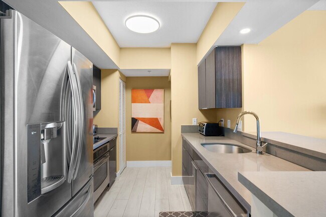 Building Photo - 347 N New River Dr E