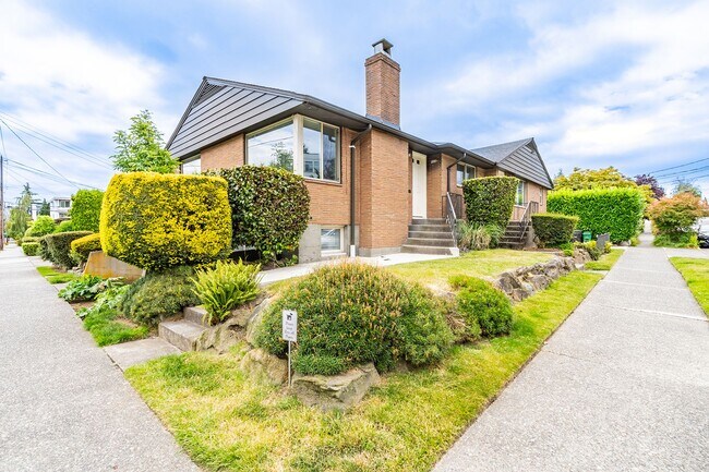 Building Photo - Charming Ballard  Daylight One Bedroom Plu...
